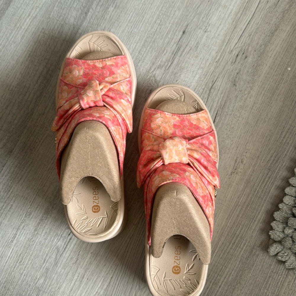Bzees size 8 Smile wedge